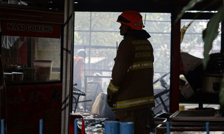 Si Jago Merah Kembali Melahap Deretan Kios di Tamansari