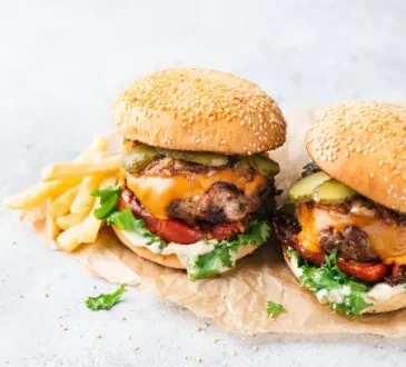 AKHIR pekan ini jika tak ada kegiatan keluar rumah mending kita bikin roti burger daging sapi, yuk.