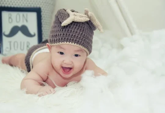 JIKA Anda perhatikan, bayi dalam masa pertumbuhannya ada fase yang sering disebut ‘aung’, yang artinya bayi mulai menirukan suara dari sekelilingnya.