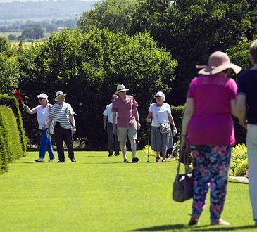 Mengatasi Isolasi Sosial pada Lansia