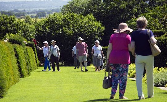 Mengatasi Isolasi Sosial pada Lansia