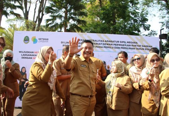Sekretaris DPRD Jabar Barnas Adjidin Pimpin Ikrar Netralitas ASN pada Pemilu 2024