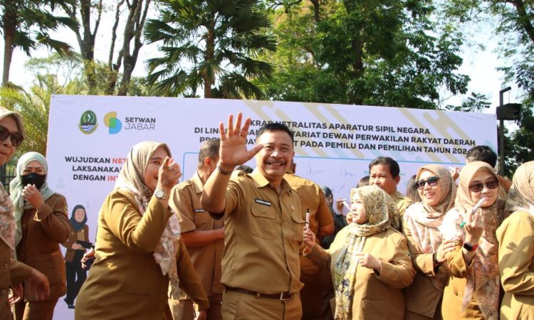 Sekretaris DPRD Jabar Barnas Adjidin Pimpin Ikrar Netralitas ASN pada Pemilu 2024