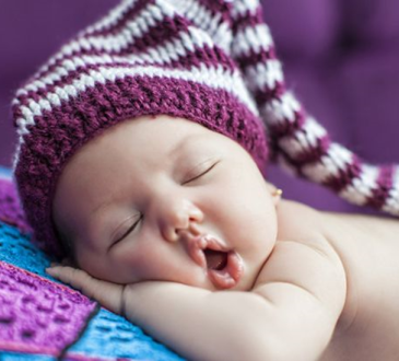 SEBAGIAN orang menganggap bayi tidur mangap adalah hal biasa. Bahkan, tidak sedikit orang menganggap kondisi ini sebagai hal yang menggemaskan. Tidak dimungkiri, mangap membuat bayi terlihat lebih lucu. Namun, kondisi ini tak boleh disepelekan begitu saja. Pasalnya, bayi tidur dengan mulut terbuka bisa disebabkan oleh sejumlah faktor yang ternyata dapat membahayakan kesehatannya. Oleh karena itu, Mama dan Papa sebaiknya mewaspadai bayi baru lahir tidur mangap, apalagi jika kondisi ini terjadi secara terus-menerus.