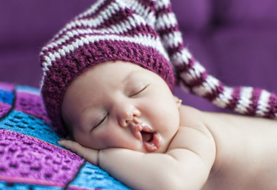 SEBAGIAN orang menganggap bayi tidur mangap adalah hal biasa. Bahkan, tidak sedikit orang menganggap kondisi ini sebagai hal yang menggemaskan. Tidak dimungkiri, mangap membuat bayi terlihat lebih lucu. Namun, kondisi ini tak boleh disepelekan begitu saja. Pasalnya, bayi tidur dengan mulut terbuka bisa disebabkan oleh sejumlah faktor yang ternyata dapat membahayakan kesehatannya. Oleh karena itu, Mama dan Papa sebaiknya mewaspadai bayi baru lahir tidur mangap, apalagi jika kondisi ini terjadi secara terus-menerus.