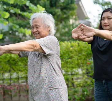 5 Rekomendasi Gerakan Senam Lansia untuk Tingkatkan Kebugaran Tubuh