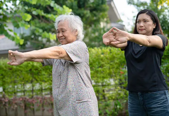 5 Rekomendasi Gerakan Senam Lansia untuk Tingkatkan Kebugaran Tubuh