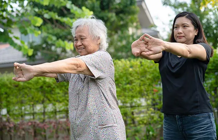 5 Rekomendasi Gerakan Senam Lansia untuk Tingkatkan Kebugaran Tubuh