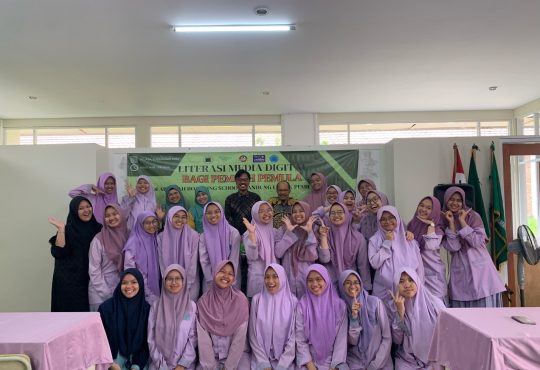 Fikom Unisba Gelar PKM Literasi Media Digital Bagi Pemilih Pemula di ‘Aisyiyah Boarding School Bandung