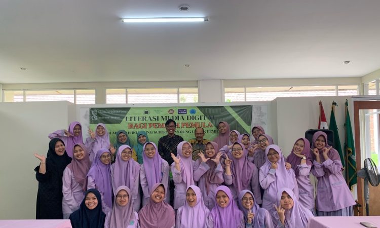 Fikom Unisba Gelar PKM Literasi Media Digital Bagi Pemilih Pemula di ‘Aisyiyah Boarding School Bandung